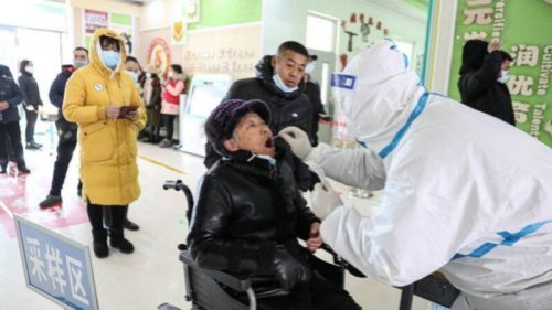 中共病毒疫情在中国多地爆发，并再度出现超级传播者，仅辽宁大连市一名患者就传染了33人。沈阳一名患者也传染了21人。