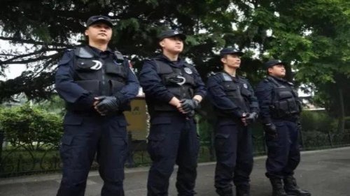 中国上海静安区去年4月13日展开拆迁，有民众不愿离开家园，和拆迁工人与警察发生了冲突，随后竟有反恐特警击毙平民。