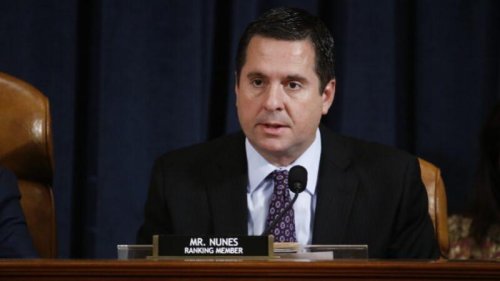 美国众议院情报委员会首席共和党议员德文•努内斯（Devin Nunes）周日（1月10日）表示，针对美国科技巨头封杀社交媒体Parler的行动，应该以涉嫌敲诈勒索罪展开刑事调查。  周日在接受福克斯新闻频道“Sunday Morning Futures”节目采访时，加州共和党众议员努内斯指出，脸书等社媒巨头“可以决定什么是暴力和非暴力，这很荒谬”。