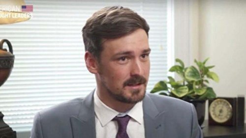 根据一份新的法庭文件，美国社交媒体Parler（帕勒）首席执行官收到死亡威胁，已经和家人躲了起来。