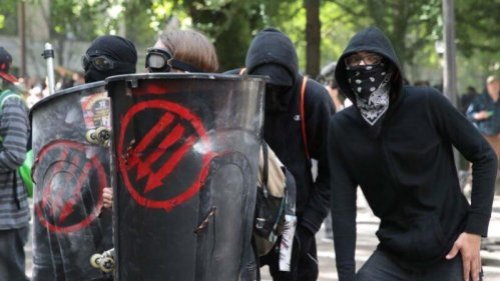 佛罗里达州北区联邦检察官办公室在一份新闻稿中宣布，FBI在州议会大厦逮捕了33岁的丹尼尔•贝克（Daniel Baker），并以涉嫌威胁绑架或伤害的罪名将其拘留。
