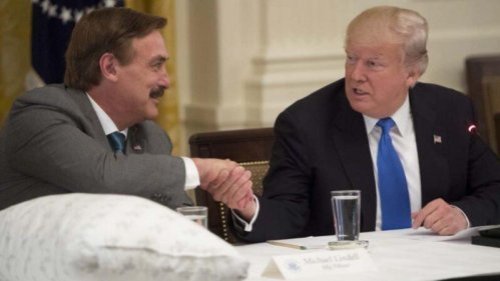 MyPillow的首席执行官、美国总统川普（特朗普）的坚定盟友迈克•林德尔（Mike Lindell）周五（1月15日）被拍到带着神秘文件离开白宫。记者拍到的照片显示，文件提到“外国干涉大选”及“戒严”等字样。但林德尔表示，总统并未和他讨论此事。