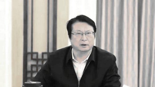 中共官场持续震荡，党媒21日消息称，首艘国产航舰设计总监胡问鸣被逮捕。在胡之前，中船重工总经理孙波落马。港媒曾称孙波涉嫌泄露航母机密给外国情报机构。