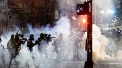 1月21日安提法黑命贵成员继续在波特兰暴力破坏 警方用橡胶子弹和瓦斯弹进攻