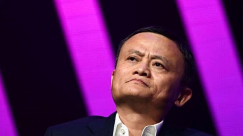 经常被拿来与清朝红顶商人胡雪岩作比较的中国富豪马云，在“消失”了近3个月后，于一个教师颁奖礼上现身，尽管马云对阿里系连日风波未作任何解释，但外界对此还是相当欣慰，至少可以理解为马云暂时是安全的，这从阿里系飙升的股市就可看出。另一方面，马云此次消失数月后再度露面，想必向当局就一些问题做出妥协。马云做出了哪些让步？是否关乎大众的利益？这些都是外界亟需想要了解的问题。 