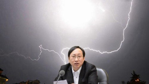 中共央视24日播出的电视专题片，再次点名四川广安市原市委副书记严春风，描述其落马细节。严春风案发于“严书记女儿”打人事件，该事件一度轰动舆论，更惊动了中南海，高层快速介入，导致严春风被“秒杀”。 