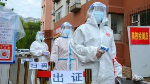 近日，海南一医院发通知：不接种疫苗将开除，备孕人员也要接种，而海南某地方政府的“五不”政策挨轰后紧急撤销。民众认为，国产疫苗的信任危机，凸显中共官僚体制的治理短板，也使“自愿接种”变了味。