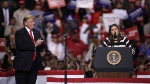 周一（1月25日），曾在川普政府担任白宫新闻发言人的萨拉•桑德斯（Sarah Sanders）正式宣布竞选阿肯色州州长。当晚，前总统川普（特朗普）公开发表声明，支持桑德斯竞选州长。 