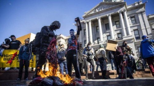 拜登就职美国总统的当天，俄勒冈州民主党总部被极左组织安提法（Antifa）破坏。但日前，该州民主党在发声明回应这起破坏行动时，非但没有提及安提法，反而含糊其辞地谴责共和党的“无情攻击”。 