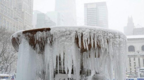 美国东海岸地区遭受冬季巨型暴风雪。包含纽约市和新泽西州部分地区积雪达56厘米，宾州至少3人死亡，纽约州44县进入紧急状态，多间疫苗接种中心及学校关闭。
