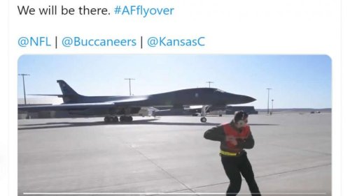 美国空军战略轰炸机群B-1B-2 B-52飞抵美国超級盃大赛现场 网民异常惊讶！第55届超級盃在美国东部时间晚上6:30打响 大约1.87亿人在电视机前观看比赛