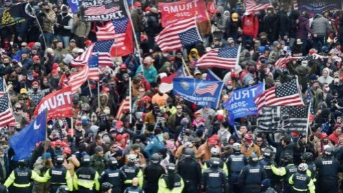 根据法医的验尸报告，在1月6日冲击国会事件中死亡的国会警察，其遗体并没有被钝器袭击的痕迹。而该媒体此前曾报导称，这名警察是被川普（特朗普）的支持者用灭火器砸死的。
