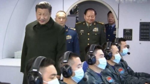 习近平日前在贵州视察空军部队，并登上一架空中信息作战特种机察看。近期，中共军机频频骚扰台湾，有学者分析，习近平此时高调视察特种军机，有针对台湾和美国的用意。