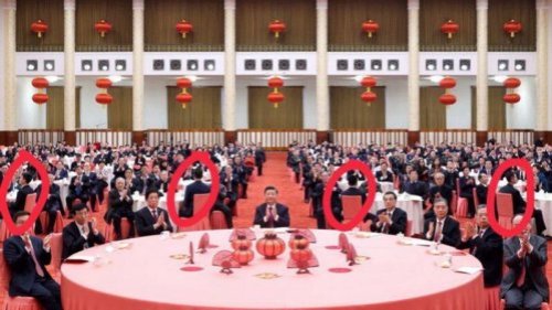 中国除夕前一天，中共在北京大会堂举行团拜会。央视画面显示，至少有四名黑衣年轻男子，罕见地围坐在习近平等领导人坐的主桌四周，引发舆论对习近平防暗杀的猜测。 