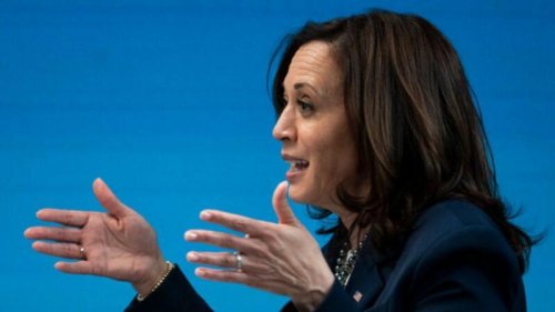 贺锦丽（Kamala Harris）上任后罕见行总统之职，致电多国元首，引发外界关注