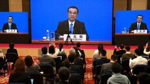 李克强的答中外记者会，历来是中共两会的一大看点。11日下午，李克强在记者会上脱稿回答记者提问，他罕见不捧习、不甩锅，并再次说出与习不同调的大实话。 