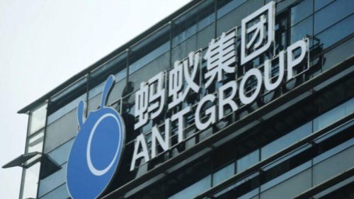 处于中共监管风暴中心的蚂蚁集团，日前发生人事大地震。蚂蚁集团首席执行官胡晓明辞任CEO一职，董事长井贤栋将兼任CEO。  据大陆“第一财经”报导，3月12日晚，井贤栋向内部发布邮件，称胡晓明将辞去蚂蚁集团CEO一职，未来将负责蚂蚁生态社会公益相关项目。