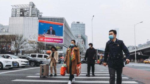 两会前中共举行脱贫攻坚总结表彰大会。习近平宣称，脱贫创造“人间奇迹”。然而，两会闭幕日的记者会上，李克强直指中国“灵活就业”涉及高达两亿多人，应该给他们社保补贴，给人民基本的权益保障。此说法被认为泄漏了中国人就业困境，强拆了习的脱贫奇迹。