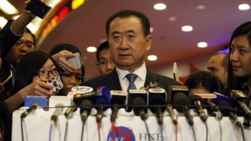 曾为亚洲首富的万达集团董事长王健林，疑遭中共整肃，风光不在。有美媒报导，王健林的商业帝国深陷债务困境，总负债高达3,620亿人民币。 