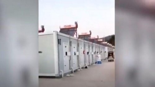 近日，海外网络社交平台上热传一段视频短片，据称拍摄的画面是中国云南西双版纳的方舱隔离营。一排排状似大型集装箱的隔离屋看上去密不透风，隔离者所遭遇的恶劣对待引发了海外华人的愤怒。 