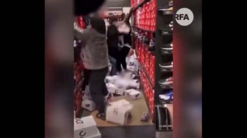 中共在网络上连日煽动抵制耐克、H&M等国际服装品牌，一些品牌借机降价促销，在中国多地引发抢购潮。中国很多民众对中共宣传不感兴趣，部分五毛和小粉红也只是将“爱国”当作一门生意，在线下也不会拒绝利益的诱惑。 