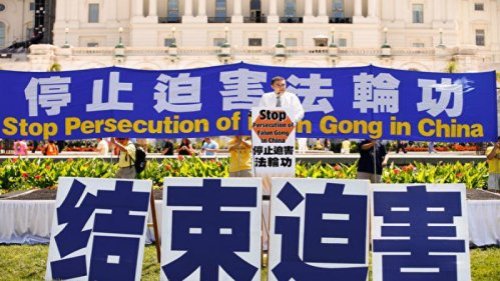 哈尔滨双城区国保警察翻墙入室，绑架了七名老年法轮功学员，目前已被非法关押近四个月。警察伪造逮捕令欺骗家属签字，逮捕令却连日期都对不上号。家属多次去要人，派出所所长周健等警察互相推诿。 