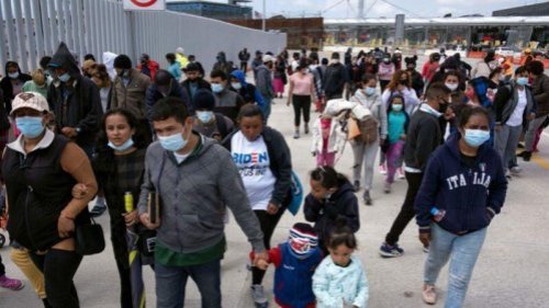 3月23日，在美墨边境，大批非法移民拥入美国境内。（GUILLERMO ARIAS/AFP via Getty Images）美国边境危机日趋严重。海关和边境保护局初步数据显示，3月份超过17.1万名非法移民在美国南部边境被拘留。其中包括18,800名无人陪伴儿童。 
