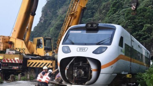 台铁太鲁阁号列车2日发生重大交通事故，造成200多人伤亡。超过80多国元首、政府人士等600多人，纷纷向台湾表达关切和哀悼。其中，习近平的“慰问”所用头衔被质疑在搞统战。