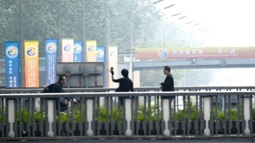 中共推出的“一带一路”频频遇阻，中方对哈萨克提供131多亿人民币作为轻轨建设用途，但该国近年成为中亚地区最反感中共的国家之一。当地反共抗议活动此起彼伏。