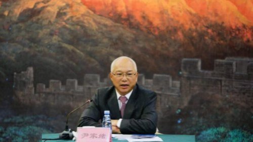 中国船舶重工集团有限公司又一“老虎”落马。4日，已退休两年多的副部级官员、中共军工企业原掌门人尹家绪被调查。陆媒称，尹没到退休年龄前，曾给领导写信主动要求退休。 
