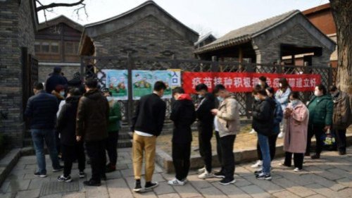 近期，中国大陆正在大规模接种中共肺炎（Covid-19）疫苗。由于担心国产疫苗不安全，许多人不愿接种。各地方政府则一边以赠送鸡蛋面粉等方式吸引民众打疫苗，一边祭出严厉措施对拒绝接种者施压。这种软硬兼施的做法，更增加了中国民众的疑虑。 