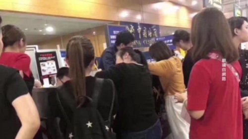 有美媒最新获得的一份上海浦东国际机场的内部机密数据显示，近700名美国人在出入境时被中共秘密列入观察名单，其中包括美国政府工作人员和企业CEO等，甚至还有9岁孩童。有专家称，对任何一个访问中国的外国人来说，可能都会被中共追踪。