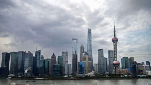 4月9日发布的《2021年全球财富和高端生活报告》显示，上海取代香港首度成为全球生活成本最昂贵的城市。而上海房地产市场更是过热，楼市涨幅也名列前茅。 