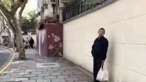 港媒消息称，中共前上海市长杨雄12日因心脏病突发过世。杨雄被指与江泽民长子江绵恒关系密切。 