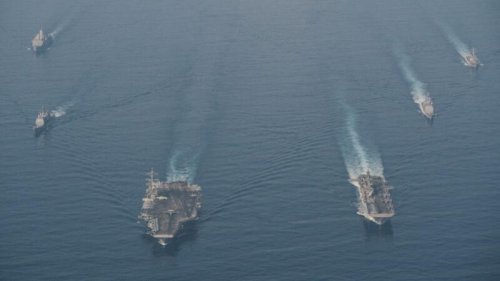 自伪总统拜登上台以来，中共军机扰台规模空前，航母编队出入美军控制的第一岛链，封锁台湾，进行对抗美军援台的演习。这一系列行动旨在试探拜登政府的反应，寻求机会窗口，侵占台湾。   与此同时，美军也在加速调整全球军力部署，从中东撤军，部署到印太地区，在亚太部署进攻性导弹，在西太平洋重建第一舰队，推出“太平洋威慑计划”，制定具体的南海军事行动计划等，美中军事对抗的可能性越来越大。