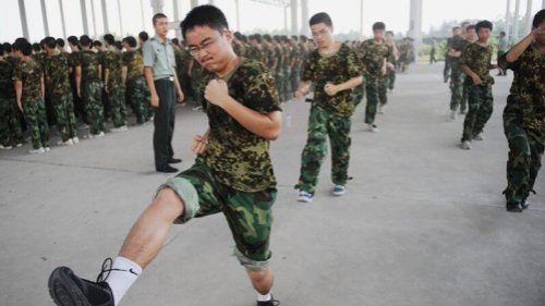 中共最新公布的高中生军训大纲显示，高中生也加入备战打仗行列，要求3年的军事训练教学，不得少于7天共56课时。