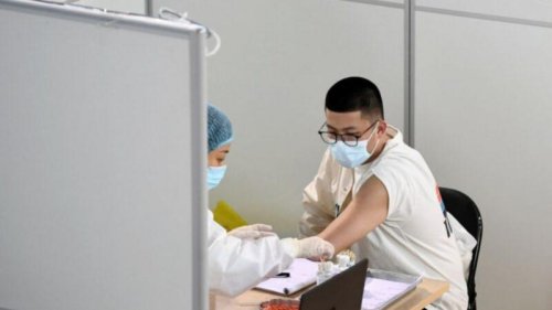 在中国大陆，所有被官方认为有损政府“颜面”的消息都会遭到严厉封杀，接种国产中共肺炎疫苗后出现严重副作用或死亡的情况当然更不例外。日前，有海外中文媒体通过民间渠道获悉，辽宁省一名中年男子接种疫苗后当天即死亡，但地方媒体对该事件均未报导。 