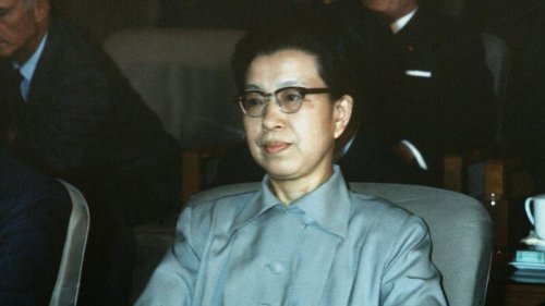 今年清明节期间，中共当局将毛泽东夫人江青的墓地对公众开放，引起舆论热议。毛泽东死后，江青就被捕入狱，最终自杀身亡，终年77岁。江青的秘书和厨师曾经向外界披露她鲜为人知的一些生活细节，令人瞠目结舌。 
