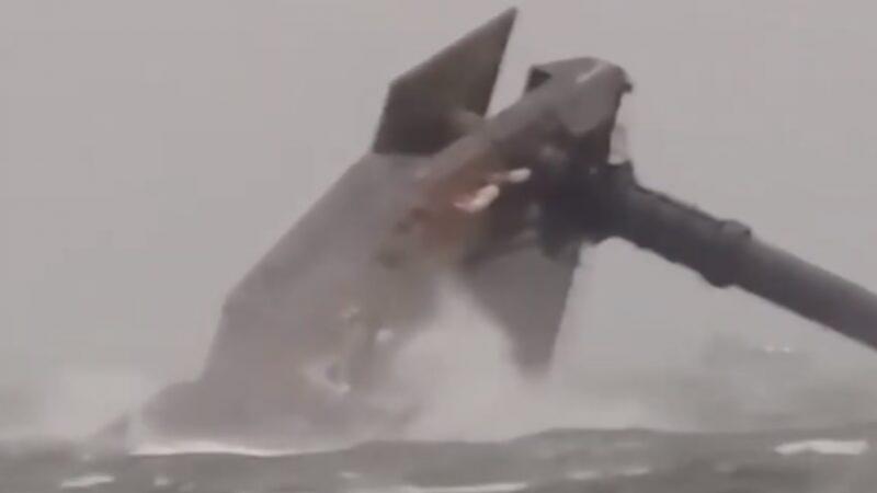 美国路易斯安那州外海一艘钻油平台用的升降船，13日遭到飓风级强风而翻覆，美国海岸防卫队14日表示，目前有6人获救，另有1人丧生、12人下落不明。 