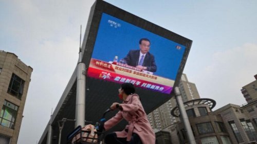 中共战狼外交愈演愈烈之际，从中共总理李克强、到中共发改委，再到中共驻加拿大大使均放软身段，突然在同一天喊话希望跟西方企业加强沟通，并要美国不要跟中共经济脱钩。有分析称，这是中共惯用两手策略黑脸、白脸。李克强再次唱白脸。 