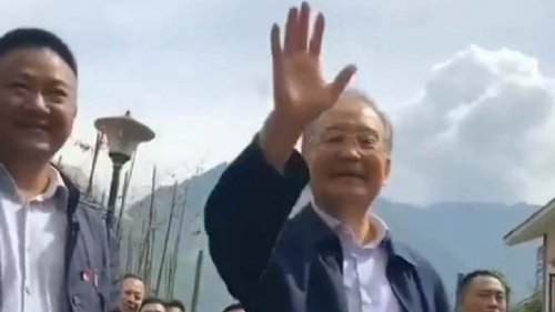 中共政治斗争风云诡谲，高层人物的一举一动都引人猜议。日前，中共前总理温家宝发文追忆母亲，称自己出身寒门，没有背景，在中南海“如履薄冰、如临深渊”，“常作归计”。 