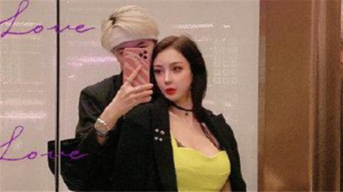 大陆网红郭美美10年前在网上高调炫富，后因开赌场及性交易入狱，刑满获释仅一年多，如今再次出事。16日郭美美被上海铁路运输检察院，以涉嫌销售有毒、有害食品罪批准逮捕。 