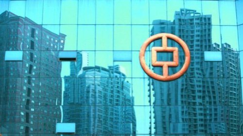 中国华融资产管理公司前董事长赖小民判死后，留下一个棘手烂摊子。近日，有西媒估算，华融资产的财务困境，恐怕会导致价值约1000亿美元的中国债券价值重估。更糟糕的是，中国4400家金融机构中，有高达545家被央行定为高风险倒闭机构。 