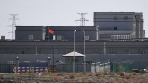 中共一直否认迫害新疆维吾尔人，不过，英国媒体披露，中共把维族人“批发”到各地当奴工，并对他们进行严格监控和所谓的“半军事化管理”。而被中共提供的维吾尔族劳工，每批有50至100人。