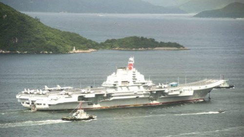 中共“辽宁号”航母编队南下西太平洋演练，结果遭到美军驱逐舰和航母打击群的三路夹击而迅速逃离。随后，一张卫星照片称，“辽宁号”在海南岛东方外海停留了一整天。有军事专家称，有可能发生了故障。 