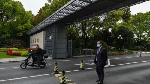 美国气候特使克里日前访华，被指为拜登倡导的气候峰会铺路。中共副总理韩正视频会晤克里时，要求美国“做贡献”，并提到令中方获益的绿色气候基金。而中共副外长乐玉成称，中方不大可能在气候高峰会上做出新承诺。 