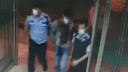 近年来，中国各地不断曝出恶性凶杀案件。近日，广西玉林兴业县山心镇高田村发生一起骇人的灭门案，一男子持刀杀害村支书5名亲属，其中还有一个是年仅几岁的孩子。 