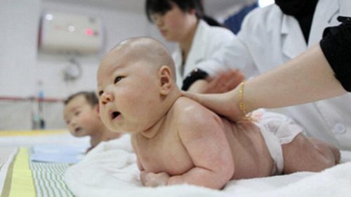  中共计划生育造成人口老龄化，生活压力又令人不敢生育。中国专家称，未来几年内年出生人口将跌破1千万，总人口将开始递减。而当局无限期推迟发布去年人口普查的结果，据网民估计，现在情况就已不乐观，中共或在篡改数据。 
