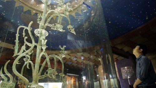 被誉为二十世纪人类最重大考古发现之一的三星堆遗址，出土了许多奇特文物，挑战中共无神论。中共总理李克强日前也考察了三星堆，他对于三星堆的发现一连说了三个“好”。 
