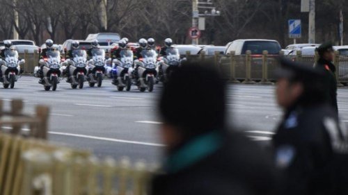 中共政法系统大整顿风暴山雨欲来。至少35个政法机构对政法官员进行“倒查20年”。此外，近期多名公安高官落马或调离，还有政法系女高官坠楼身亡。引起舆论关注。